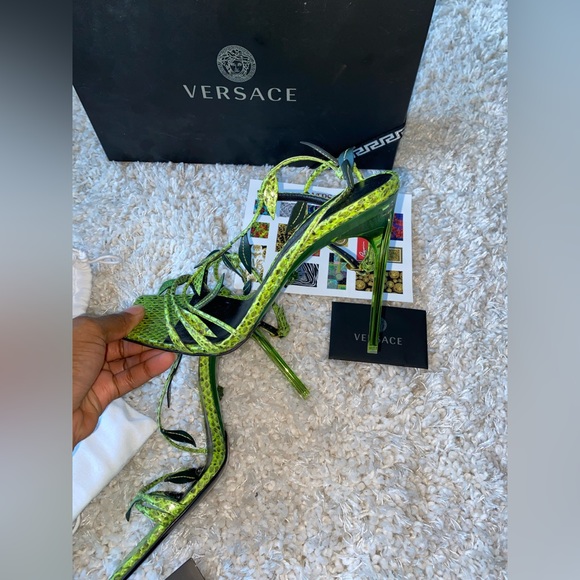 Sandales en cuir gaufré. Green Leaf Python Versace. - Picture 6 of 9